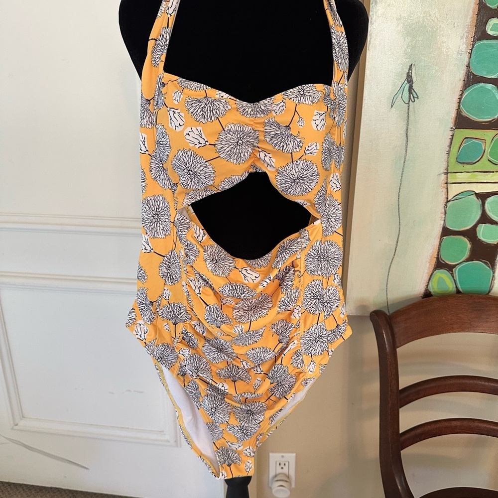 Cupshe Yellow and White One Piece Swimsuit with Cutout Details